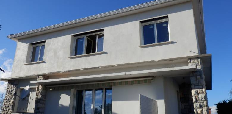 Ravalement de façade et bardage bois entrée pierres de parement 