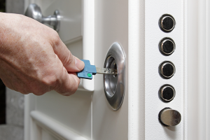 Comment sécuriser la porte d’entrée de sa maison ?