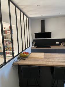 Une jolie verrière pour séparer la cuisine du salon 