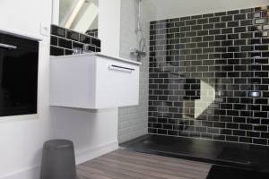 salle de bain agrandie avec du carrelage