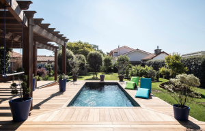 Comment bien aménager sa terrasse autour d'une piscine ?