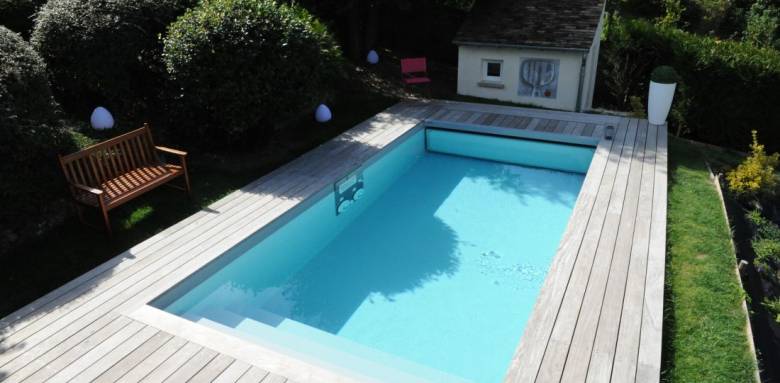 Plage de piscine et margelles en bois massif