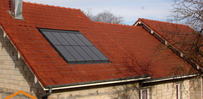 Réalisation d'une pose de panneaux solaires sur une couverture en tuiles mécaniques