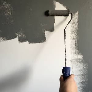 Préparer son mur avant de le repeindre, c'est important! 