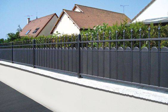 Installation d'une clôture en fer forgé sur muret en maçonnerie - Nantes 44