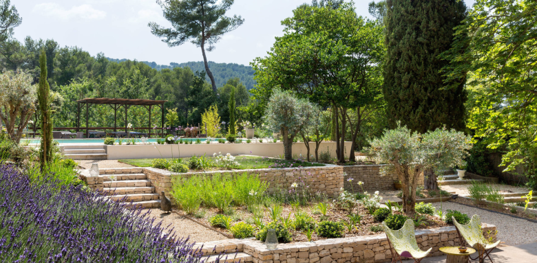 Aménager un jardin en pente