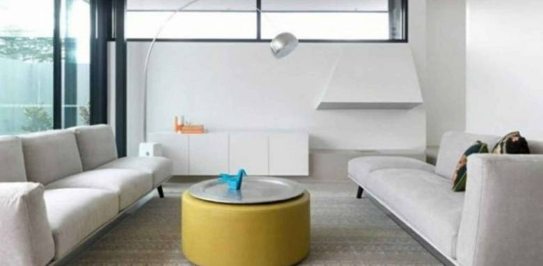 Salon carré avec table basse ronde