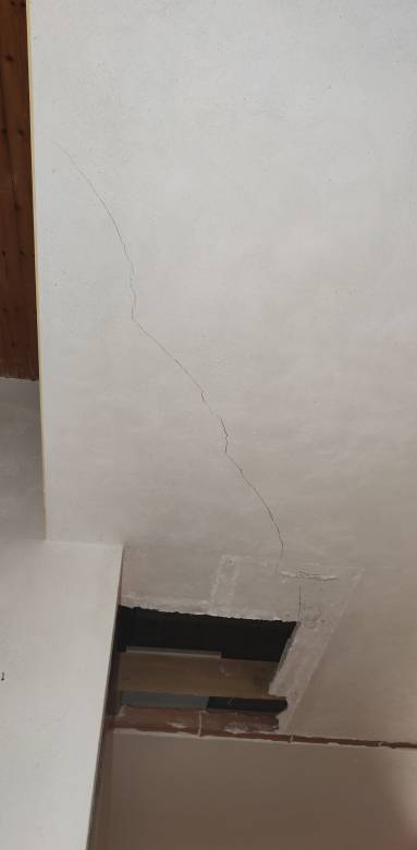 fissure-diagonale-plafond-platre-renovation.jpg