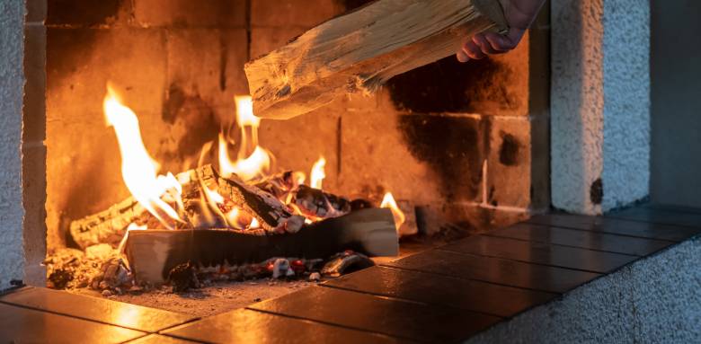 Une cheminée ouverte.