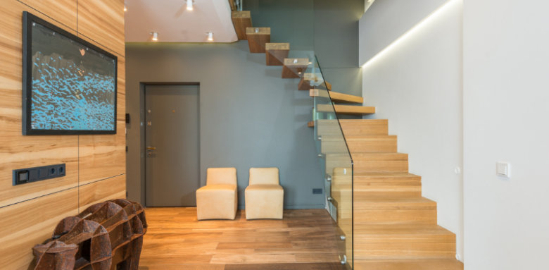 Rénovation d'un Escalier en Bois sur Mesure : Un Nouveau Souffle pour Votre Intérieur