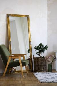 Décoration intérieure avec cadre de miroir doré - Cholet 49
