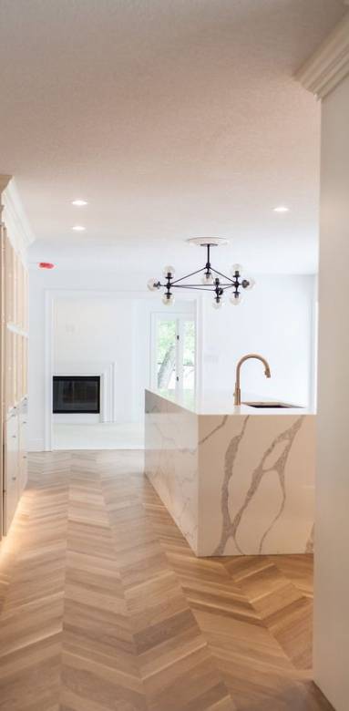 Pose d'un parquet point de Hongrie dans une cuisine