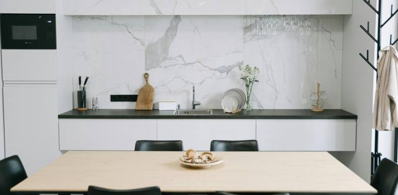 Une cuisine lumineuse tout en blanc Chesnay