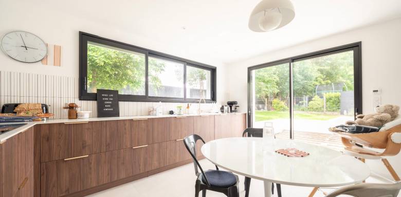 Rénover une maison des années 80–90 : quels travaux font vraiment la différence aujourd’hui ?