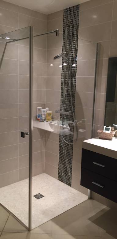 Optimisation de l'espace d'une salle de bain avec revêtements clairs et effets visuels - Le Raincy 93