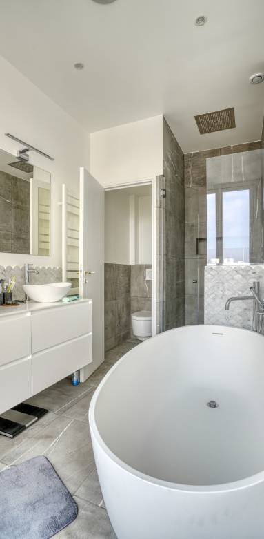 Idées pour séparer toilettes dans une salle de bain haussmannienne à Paris 8e