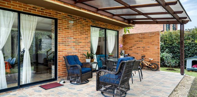 Terrasse en carrelage Bazainville