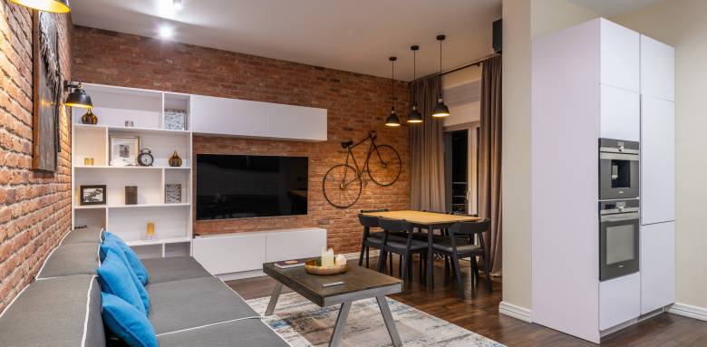 Pose d'un meuble de télévision sur mesure