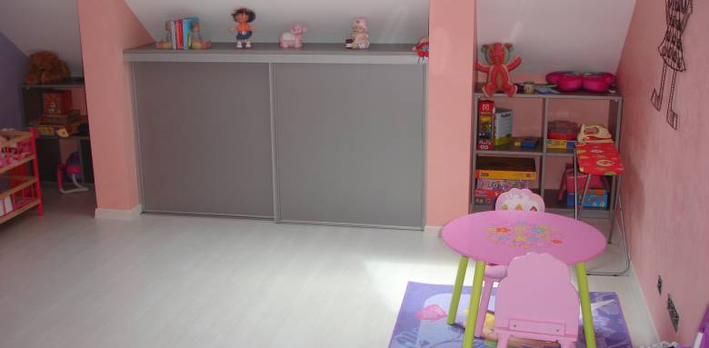 Chambre enfant et rangements sous les toits