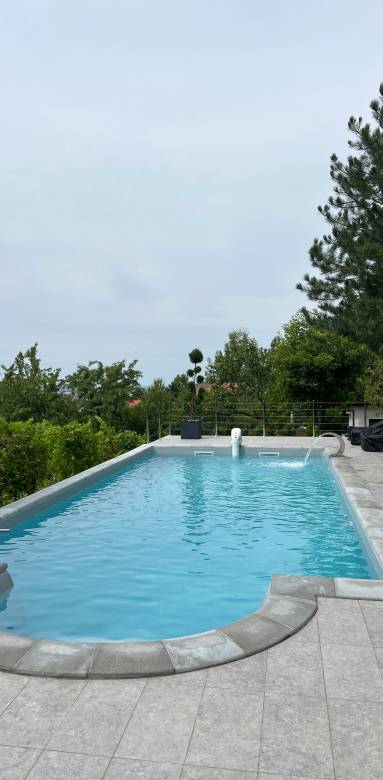 Piscine coque ou piscine béton : laquelle choisir ?
