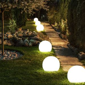 Eclairage allées jardin boules solaires