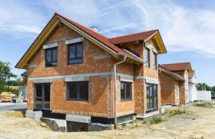 construire une maison en briques écologiques