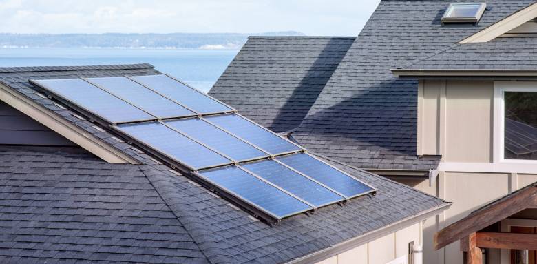 Panneaus solaires photovoltaïques sur toiture ardoise