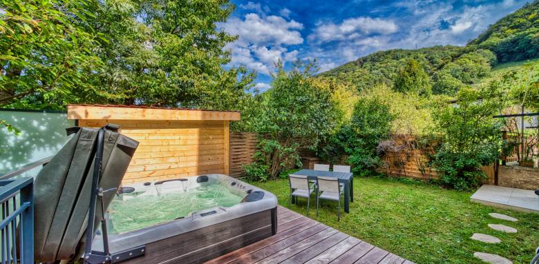 plage de jacuzzi en bois et chemin piétonnier en pierre