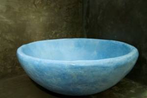 une vasque de salle debain recouverte de tadelakt