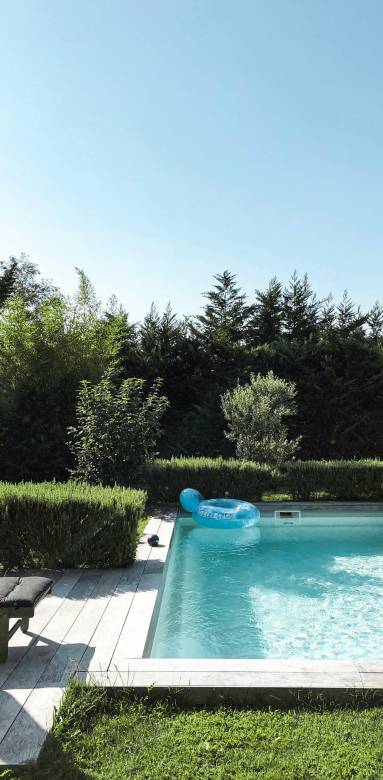 Piscine avec terrasse en bois près de La Queue les Yvelines