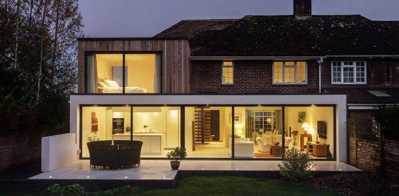 L'exemple parfait d'une surélévation moderne, ajoutant un étage supplémentaire tout en préservant le charme de la maison existante.