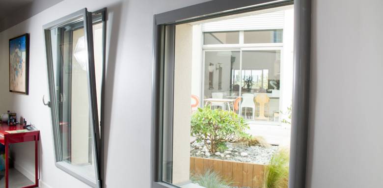 Fenêtre oscillo-battante PVC/Bois