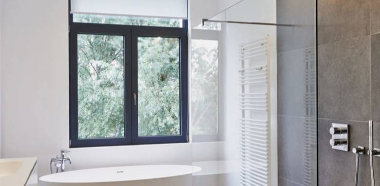 Fenêtre de salle de bain à double vantaux à la française - PVC noir -