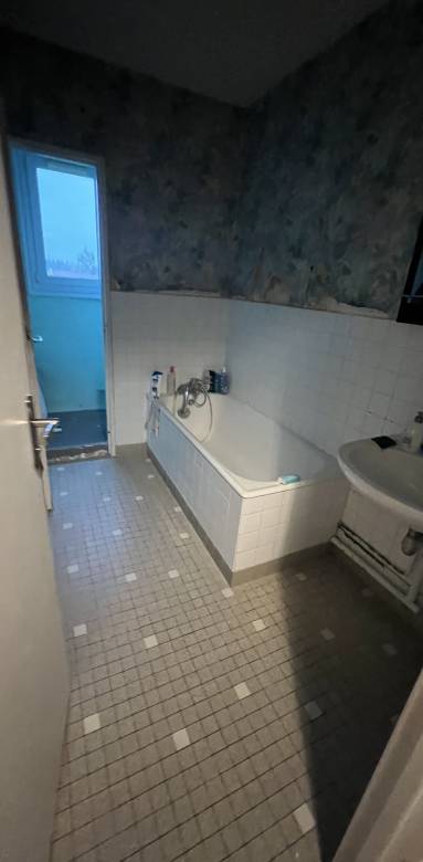 Salle de bain sinistrée avant travaux