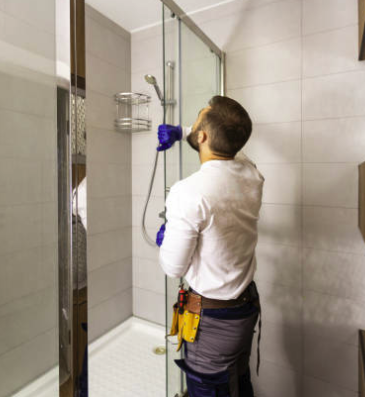 Intervention d'un ouvrier dans une salle de bain de chambre d'hotel