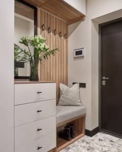 Un dressing, des tiroirs et un banc pour une entrée chic et pratique