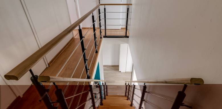 Escalier bois à marches suspendues et palier