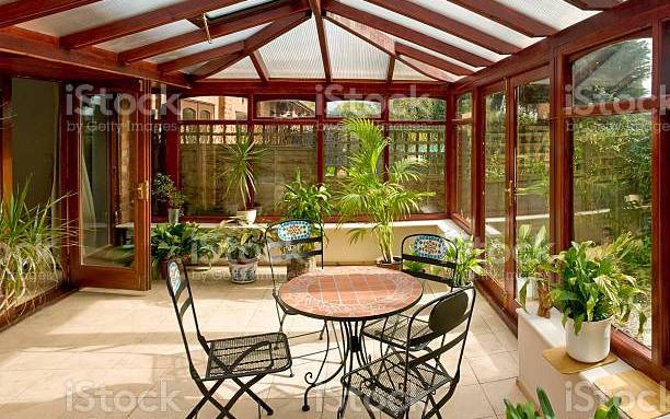 vérada avec une toiture en polycarbonate aménagée aménagée en salle à manger 
