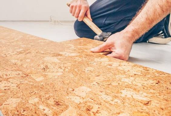 photo de la pose de Liège pour isolation d'un sol