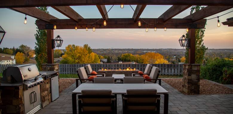 Pergola en bois sur terrasse haut de gamme