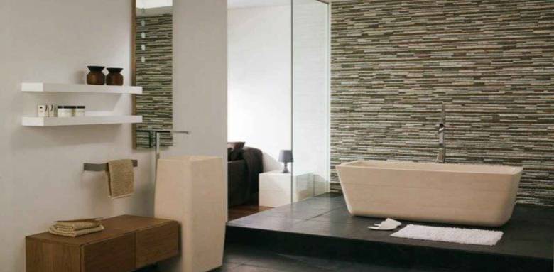 ambiance nature pour cette salle de bain avec baignoire inspiration galet et mur en pierre