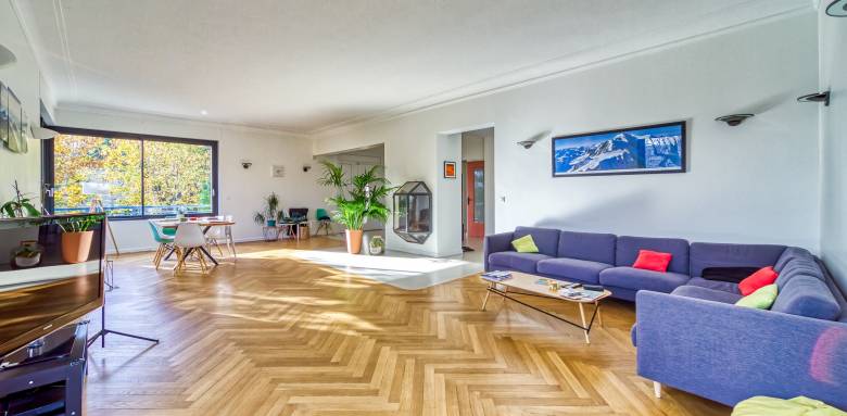 Très beau parquet massif, avec une pose batons rompus