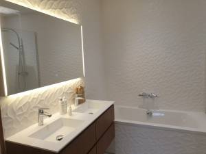 Salle de bain carreaux texturés