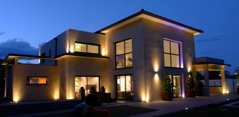 Eclairage extérieur spots solaires façade maison 