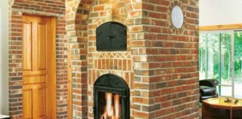 Foyer de masse avec habillage de briquette