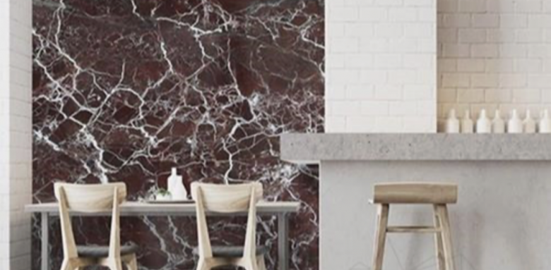 Joli pan de mur en marbre bordeaux