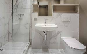 salle de bain grands carreaux murs et sol