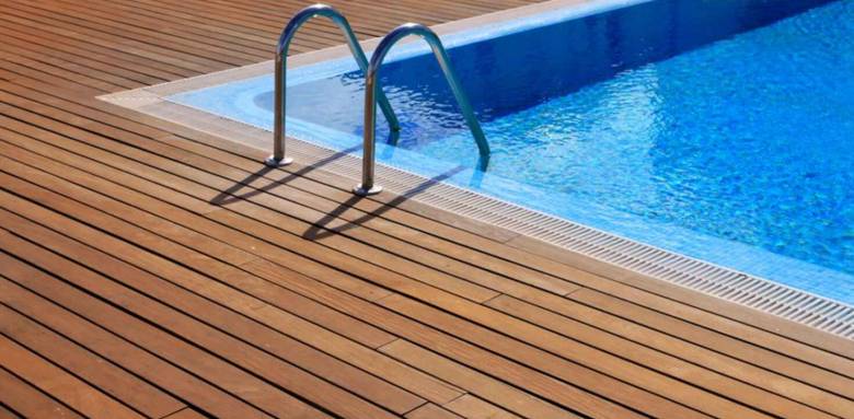 piscine rectangulaire à plage en bois