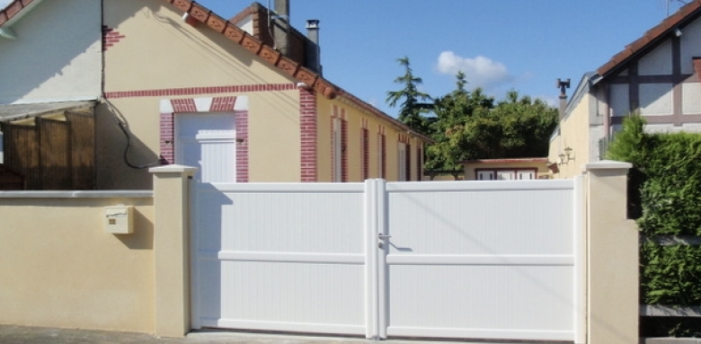 Portail blanc à Orgerus