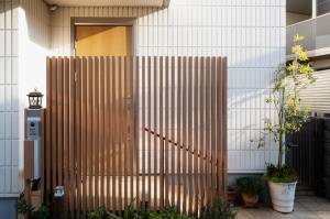 Découvrez nos conseils sur le bardage en bois, un matériau noble pour embellir vos murs intérieurs et extérieurs tout en assurant confort et durabilité.